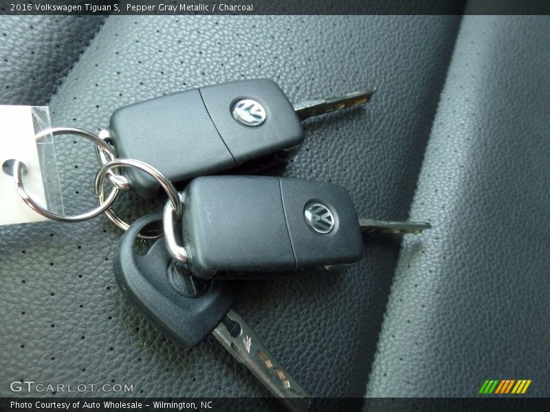 Pepper Gray Metallic / Charcoal 2016 Volkswagen Tiguan S