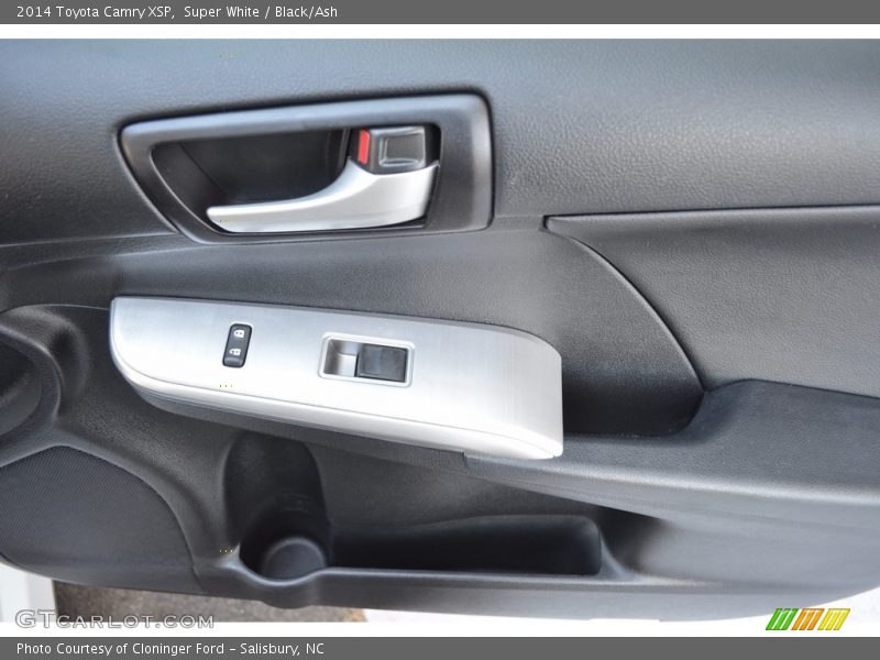 Super White / Black/Ash 2014 Toyota Camry XSP