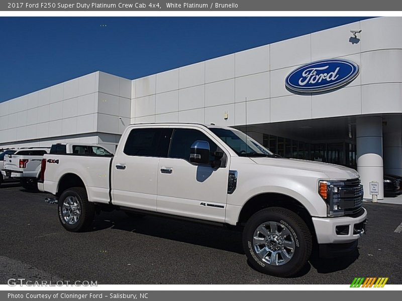 Front 3/4 View of 2017 F250 Super Duty Platinum Crew Cab 4x4