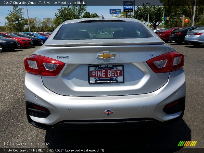 Silver Ice Metallic / Jet Black 2017 Chevrolet Cruze LT