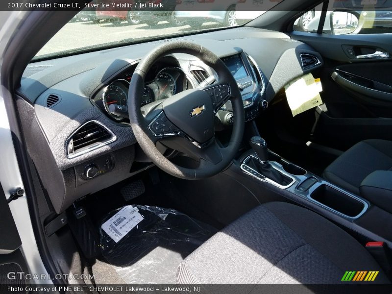 Silver Ice Metallic / Jet Black 2017 Chevrolet Cruze LT