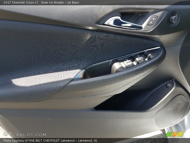 Silver Ice Metallic / Jet Black 2017 Chevrolet Cruze LT