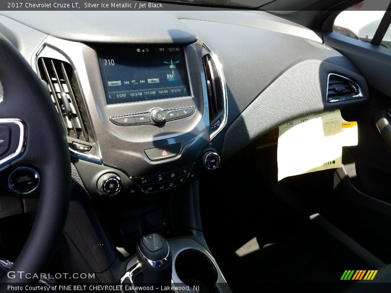 Silver Ice Metallic / Jet Black 2017 Chevrolet Cruze LT