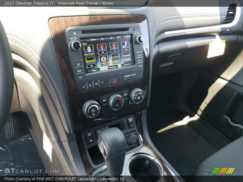 Iridescent Pearl Tricoat / Ebony 2017 Chevrolet Traverse LT
