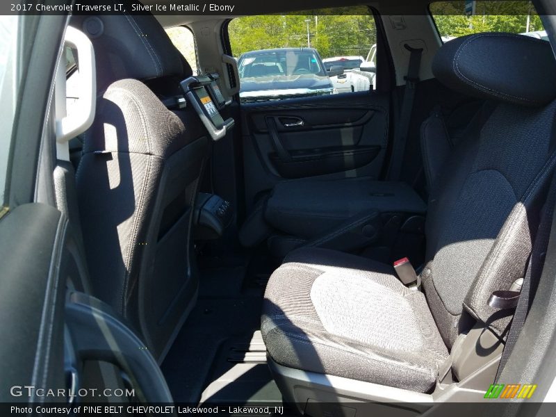 Silver Ice Metallic / Ebony 2017 Chevrolet Traverse LT
