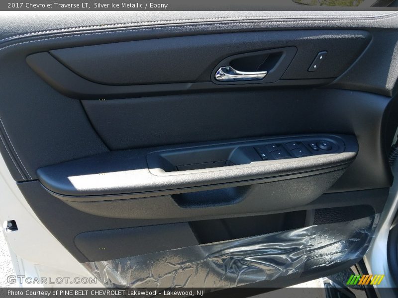 Silver Ice Metallic / Ebony 2017 Chevrolet Traverse LT