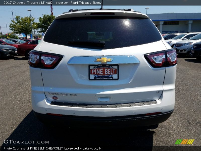 Iridescent Pearl Tricoat / Ebony 2017 Chevrolet Traverse LT AWD