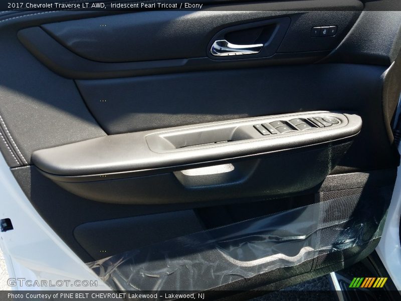 Iridescent Pearl Tricoat / Ebony 2017 Chevrolet Traverse LT AWD
