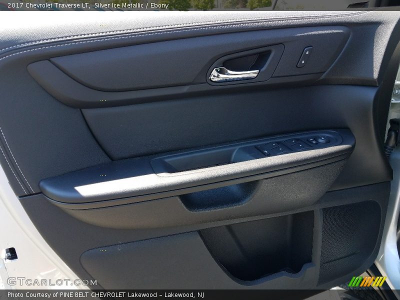Silver Ice Metallic / Ebony 2017 Chevrolet Traverse LT