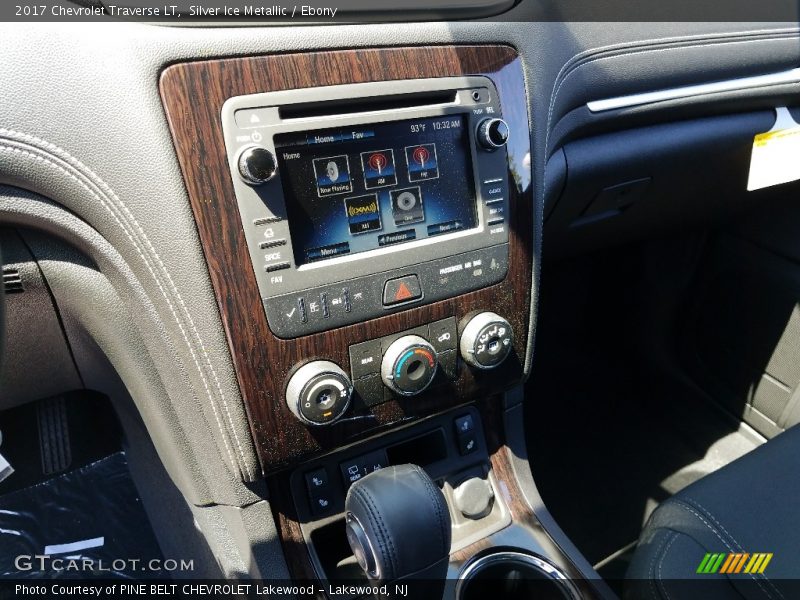Silver Ice Metallic / Ebony 2017 Chevrolet Traverse LT