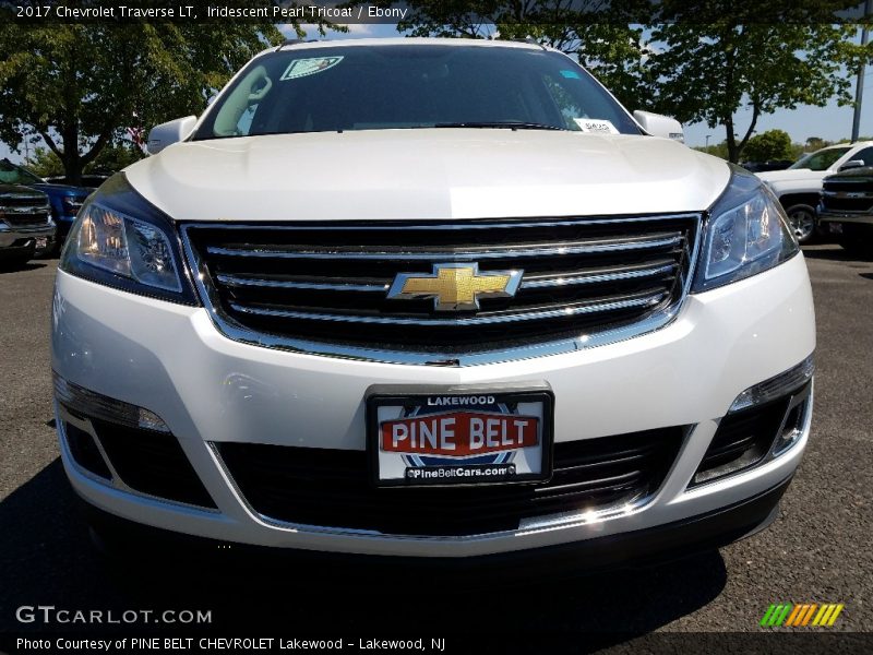 Iridescent Pearl Tricoat / Ebony 2017 Chevrolet Traverse LT