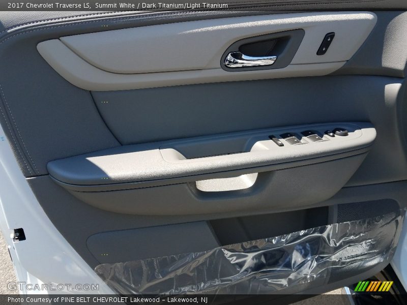 Summit White / Dark Titanium/Light Titanium 2017 Chevrolet Traverse LS