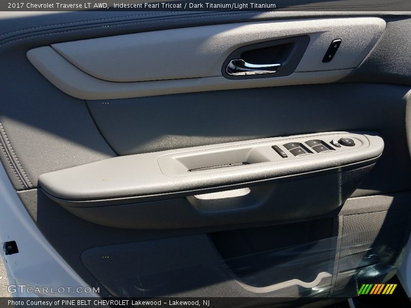 Iridescent Pearl Tricoat / Dark Titanium/Light Titanium 2017 Chevrolet Traverse LT AWD