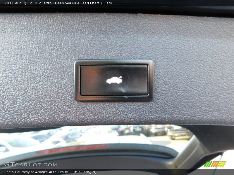 Deep Sea Blue Pearl Effect / Black 2011 Audi Q5 2.0T quattro