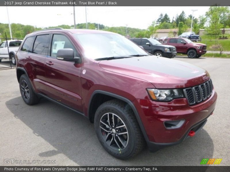 Front 3/4 View of 2017 Grand Cherokee Trailhawk 4x4