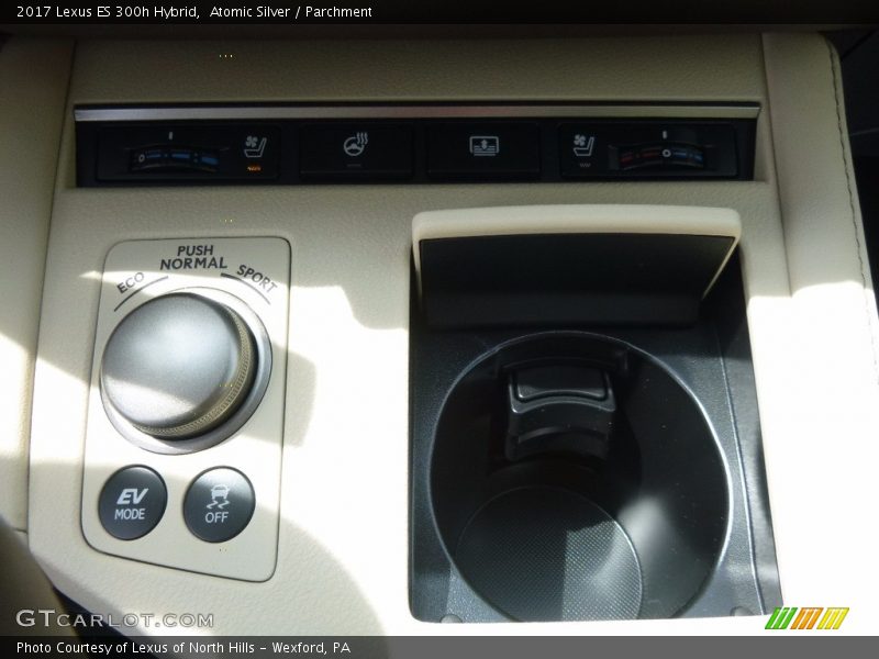 Atomic Silver / Parchment 2017 Lexus ES 300h Hybrid