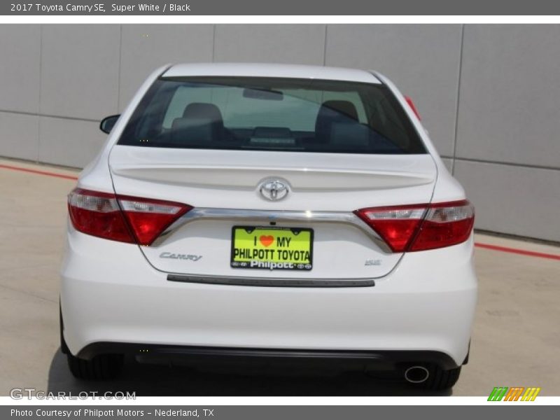 Super White / Black 2017 Toyota Camry SE