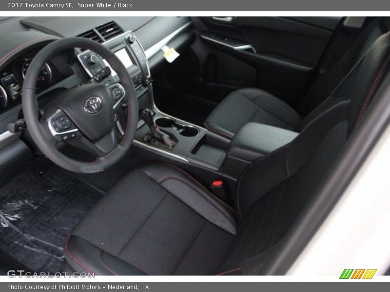 Super White / Black 2017 Toyota Camry SE