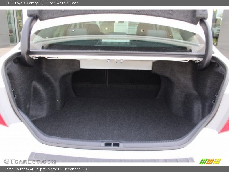Super White / Black 2017 Toyota Camry SE