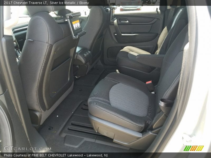 Silver Ice Metallic / Ebony 2017 Chevrolet Traverse LT