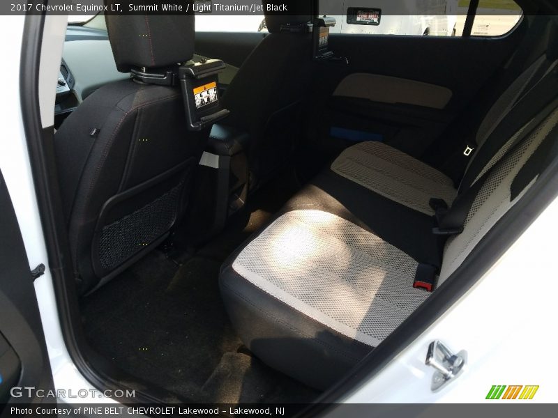 Summit White / Light Titanium/Jet Black 2017 Chevrolet Equinox LT