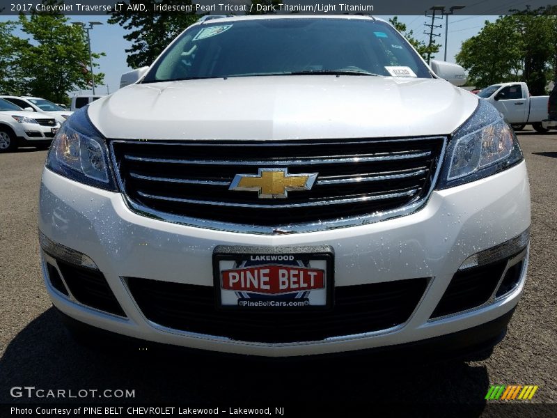 Iridescent Pearl Tricoat / Dark Titanium/Light Titanium 2017 Chevrolet Traverse LT AWD