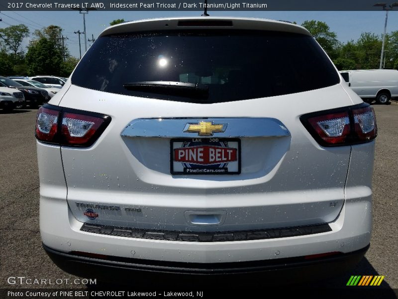 Iridescent Pearl Tricoat / Dark Titanium/Light Titanium 2017 Chevrolet Traverse LT AWD