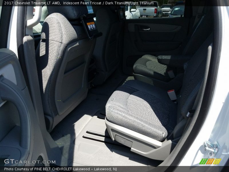 Iridescent Pearl Tricoat / Dark Titanium/Light Titanium 2017 Chevrolet Traverse LT AWD
