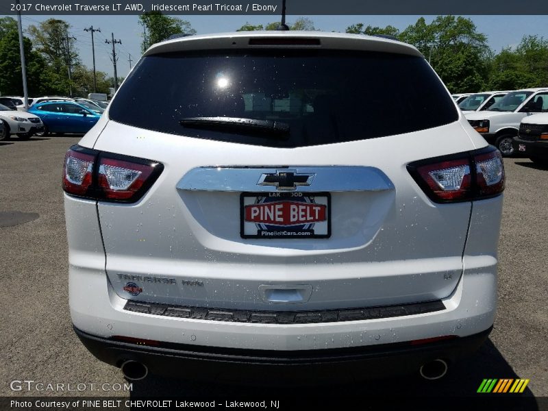 Iridescent Pearl Tricoat / Ebony 2017 Chevrolet Traverse LT AWD