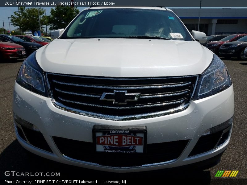 Iridescent Pearl Tricoat / Ebony 2017 Chevrolet Traverse LT