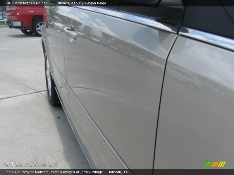 Blonde Maple / Ceylon Beige 2009 Volkswagen Routan SEL
