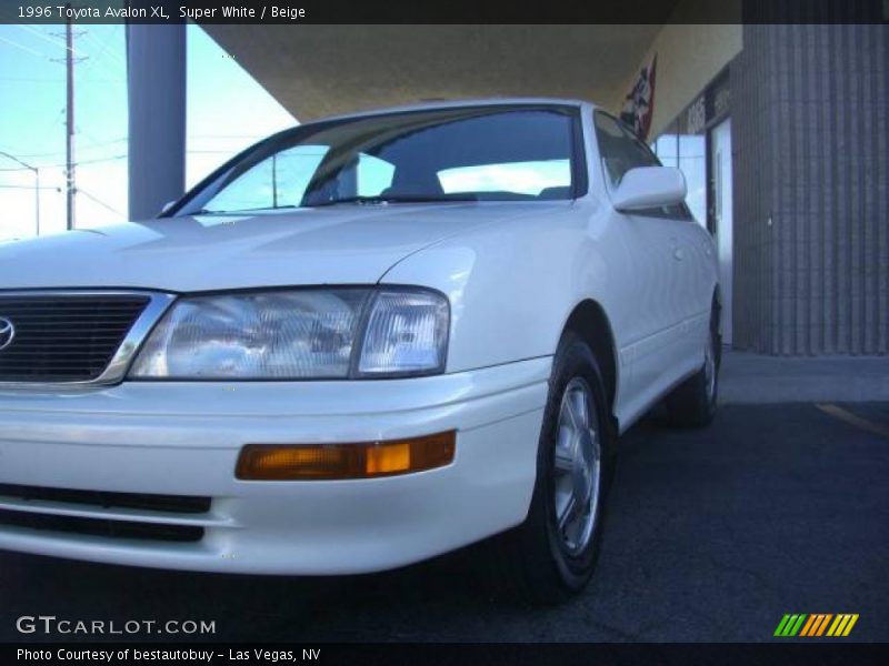 Super White / Beige 1996 Toyota Avalon XL