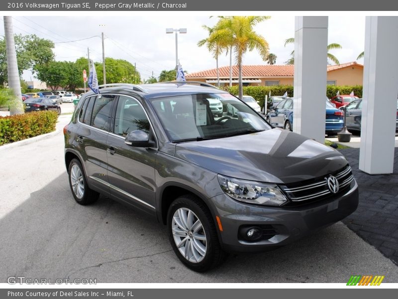 Pepper Gray Metallic / Charcoal 2016 Volkswagen Tiguan SE