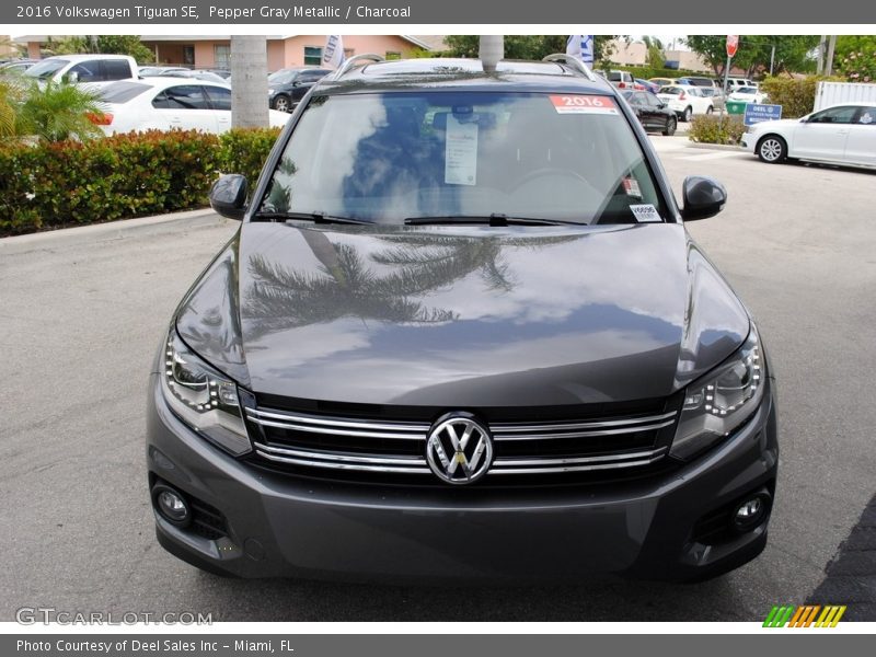 Pepper Gray Metallic / Charcoal 2016 Volkswagen Tiguan SE