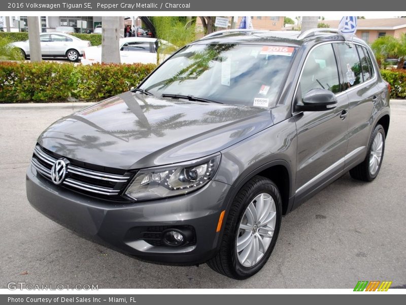 Pepper Gray Metallic / Charcoal 2016 Volkswagen Tiguan SE