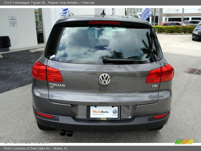 Pepper Gray Metallic / Charcoal 2016 Volkswagen Tiguan SE