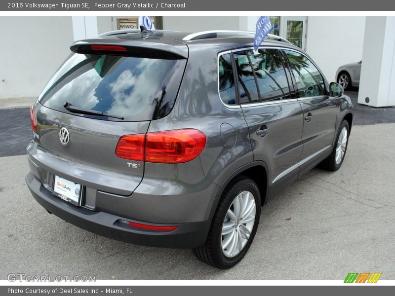 Pepper Gray Metallic / Charcoal 2016 Volkswagen Tiguan SE