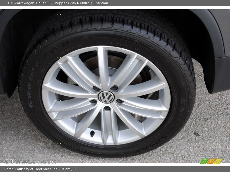 Pepper Gray Metallic / Charcoal 2016 Volkswagen Tiguan SE