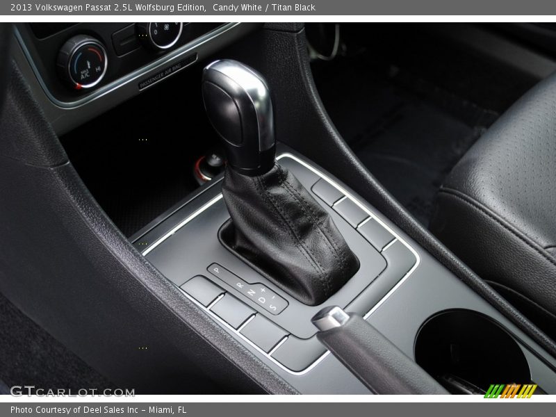 Candy White / Titan Black 2013 Volkswagen Passat 2.5L Wolfsburg Edition