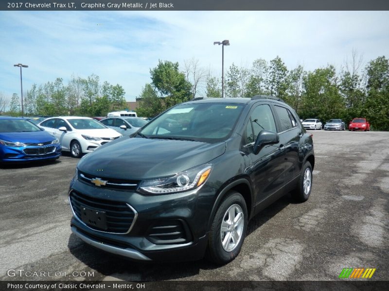 Front 3/4 View of 2017 Trax LT
