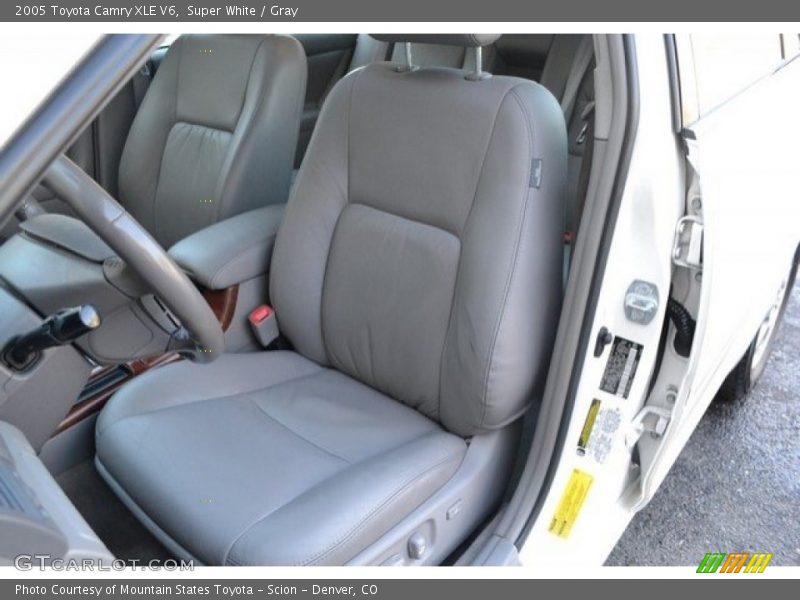 Super White / Gray 2005 Toyota Camry XLE V6
