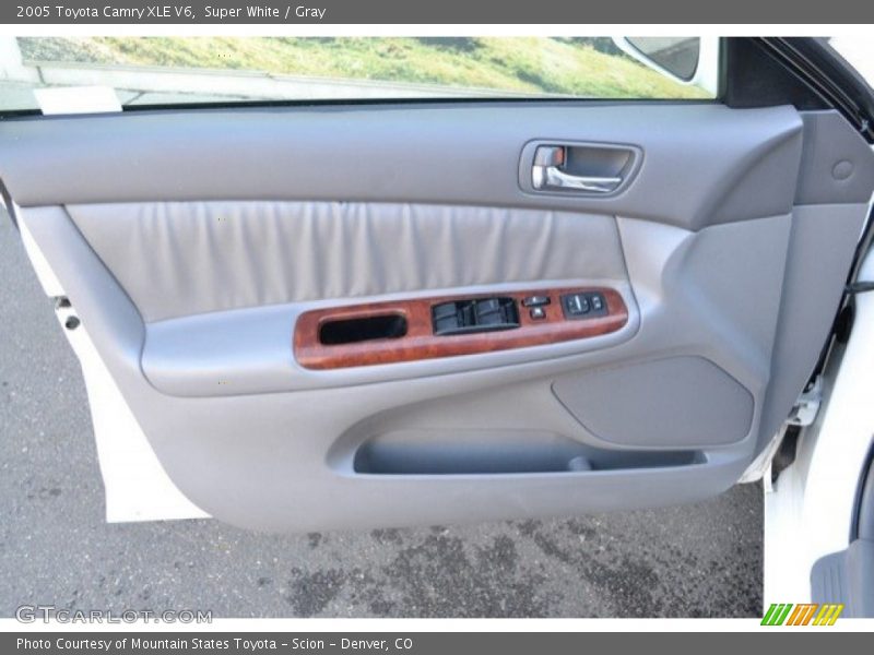 Super White / Gray 2005 Toyota Camry XLE V6