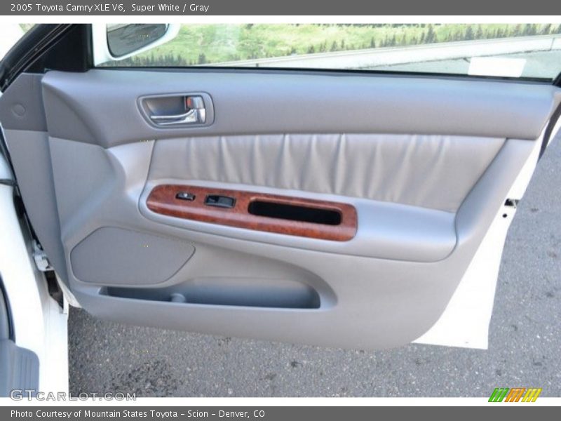 Super White / Gray 2005 Toyota Camry XLE V6