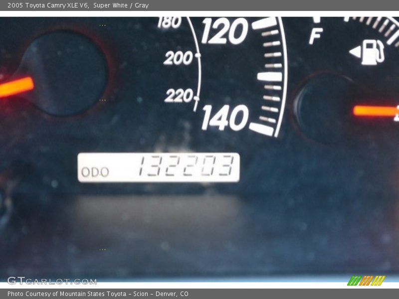 Super White / Gray 2005 Toyota Camry XLE V6