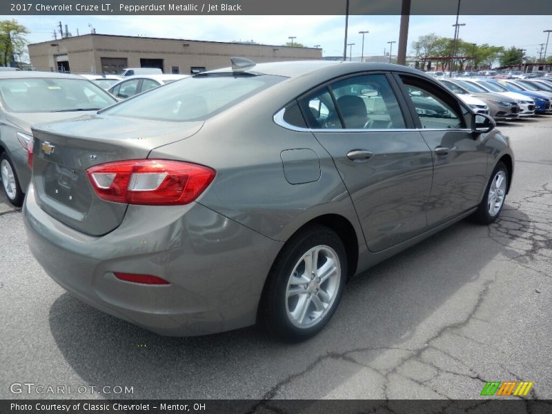 Pepperdust Metallic / Jet Black 2017 Chevrolet Cruze LT