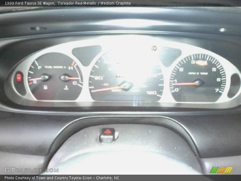 Toreador Red Metallic / Medium Graphite 1999 Ford Taurus SE Wagon