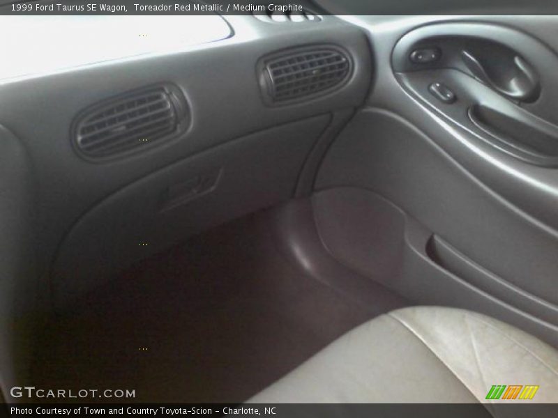Toreador Red Metallic / Medium Graphite 1999 Ford Taurus SE Wagon