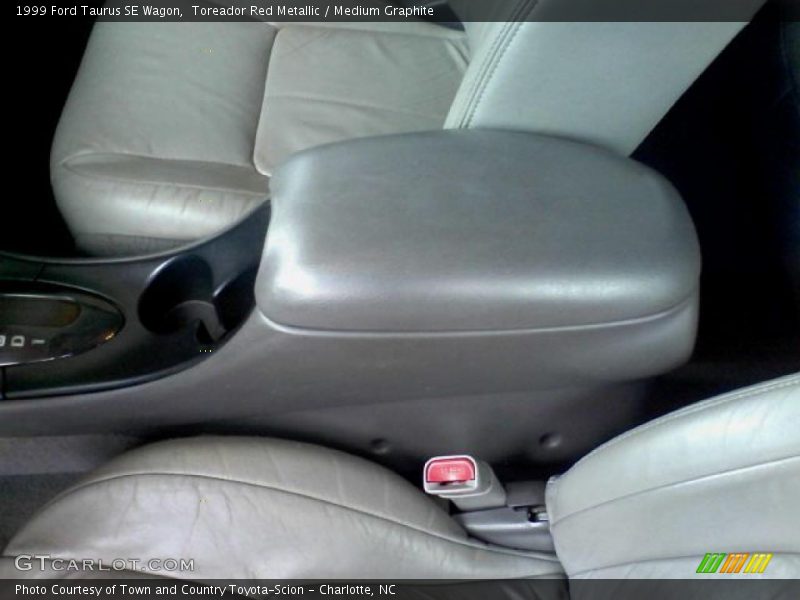 Toreador Red Metallic / Medium Graphite 1999 Ford Taurus SE Wagon