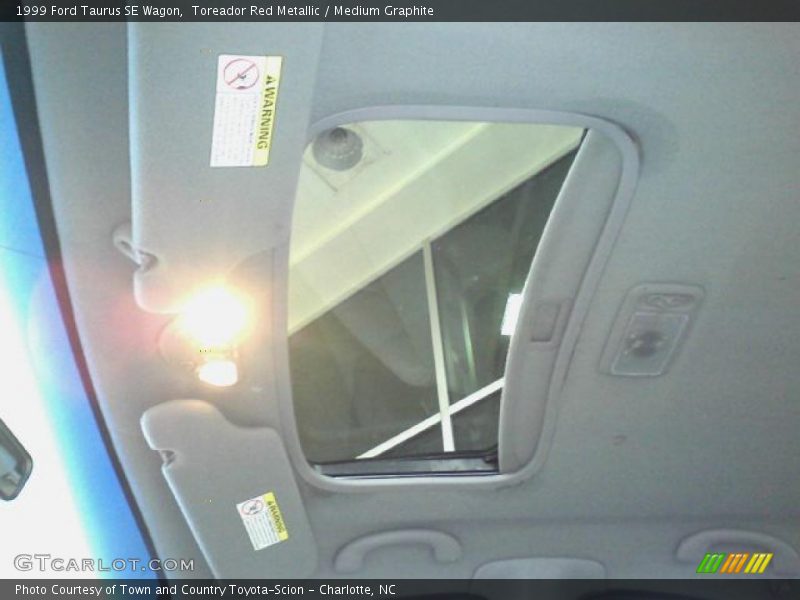Toreador Red Metallic / Medium Graphite 1999 Ford Taurus SE Wagon