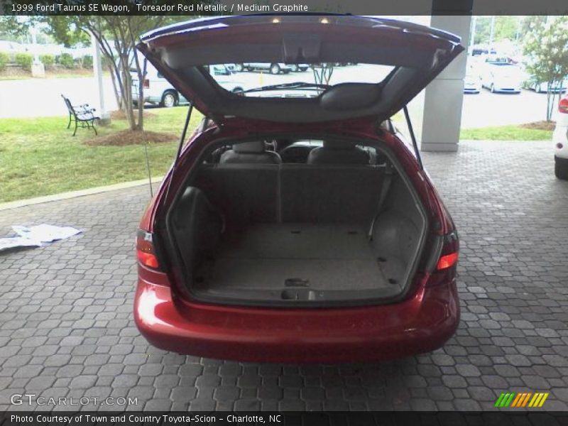 Toreador Red Metallic / Medium Graphite 1999 Ford Taurus SE Wagon